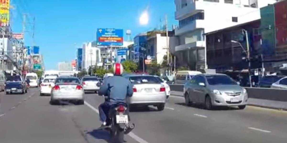 Capturan en video meteorito que cayó sobre Bangkok