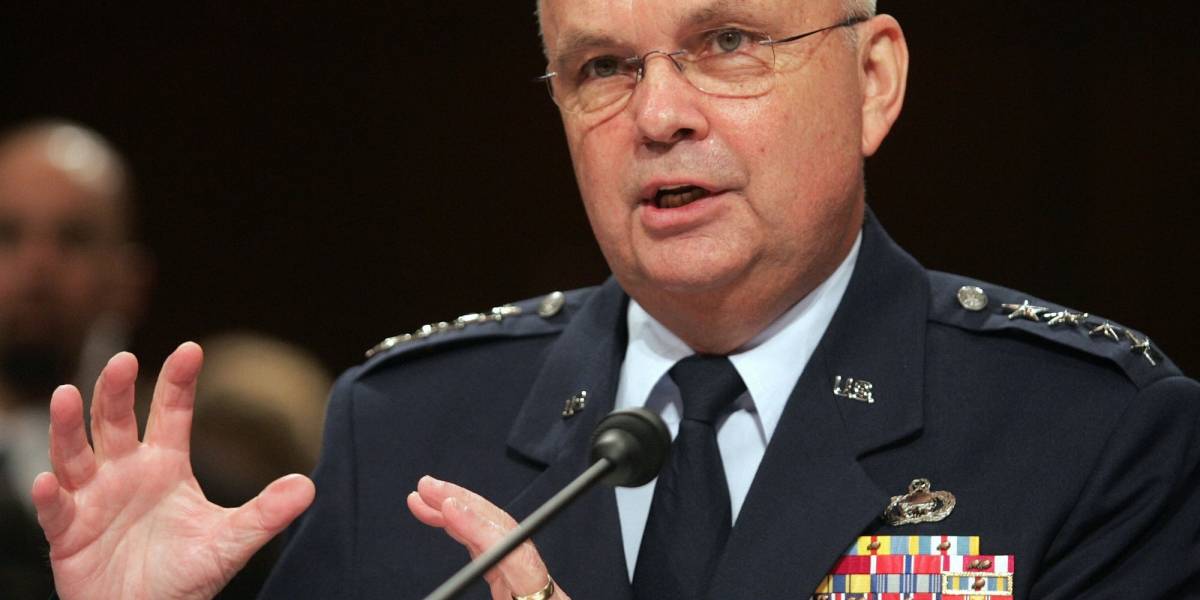 Ex-jefe de NSA "espiado en público" al dar una entrevista