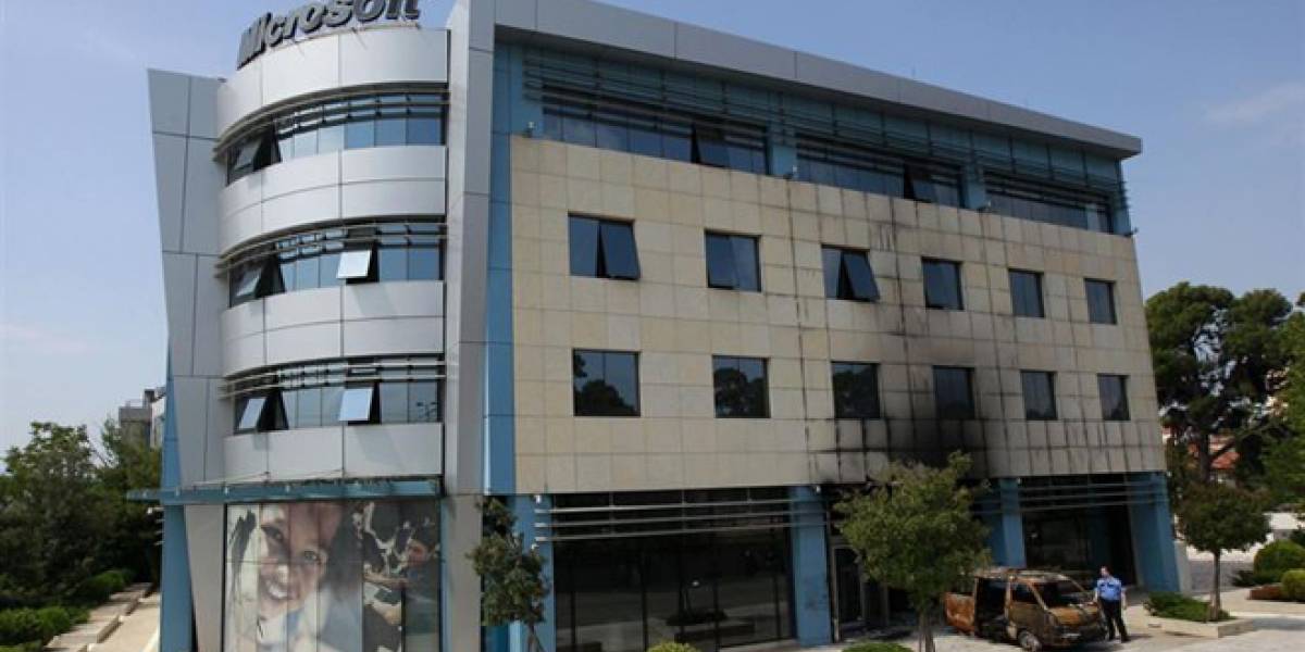 Microsoft Grecia sufre un ataque con una camioneta explosiva