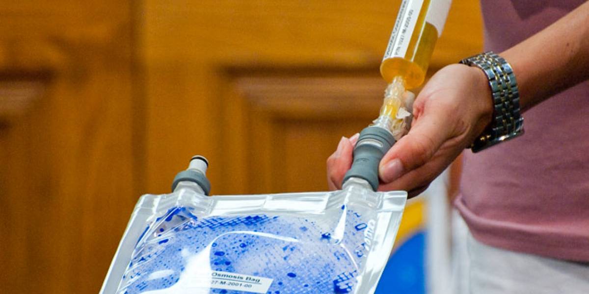 Bolsa mágica de la NASA recicla la orina y la convierte en bebida isotónica