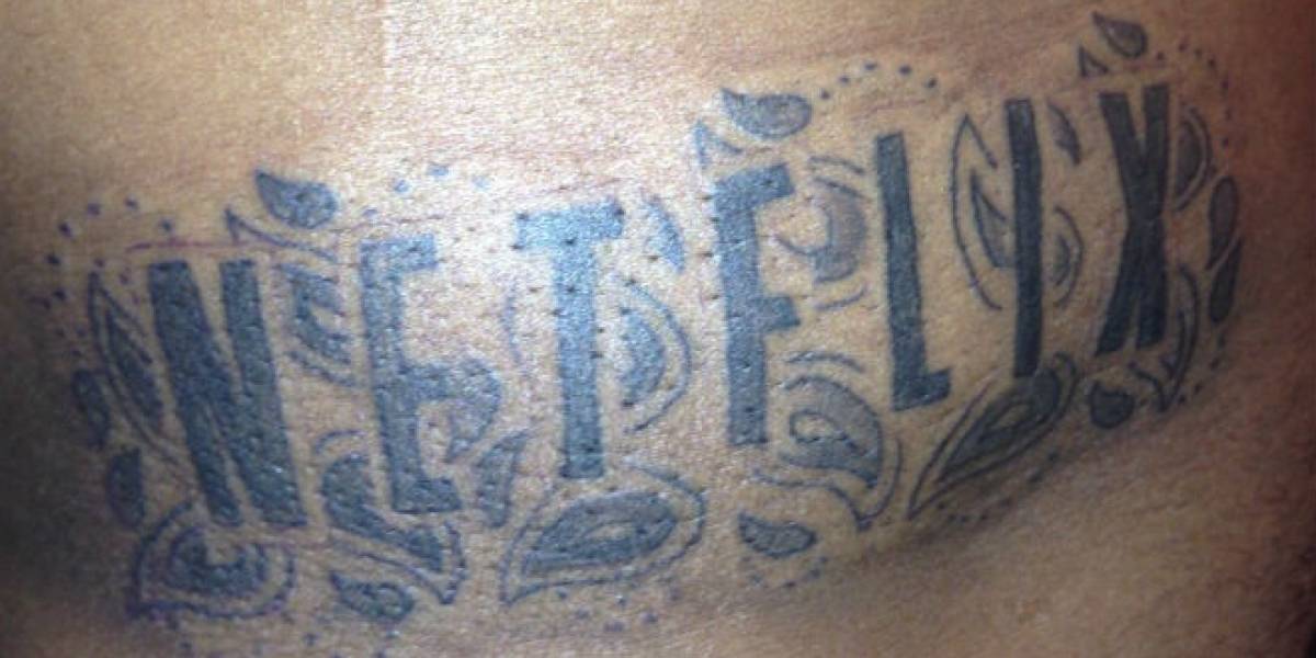 Sujeto se tatúa "Netflix" en el brazo y obtiene el servicio gratis por un año