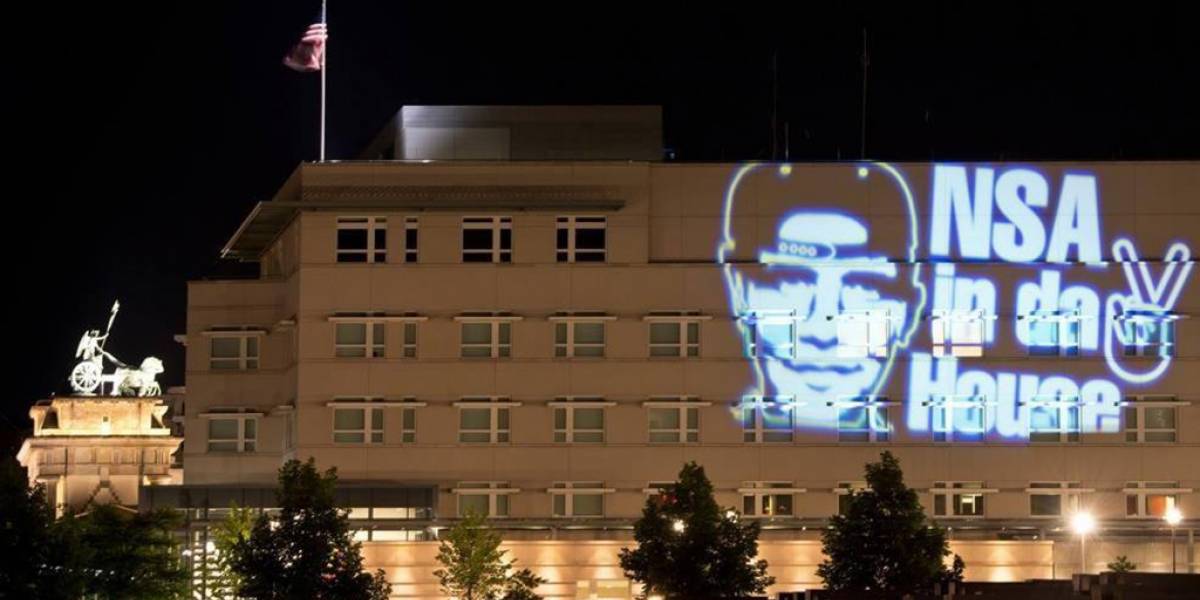Activistas alemanes proyectan la cara de Obama en la embajada de Berlín