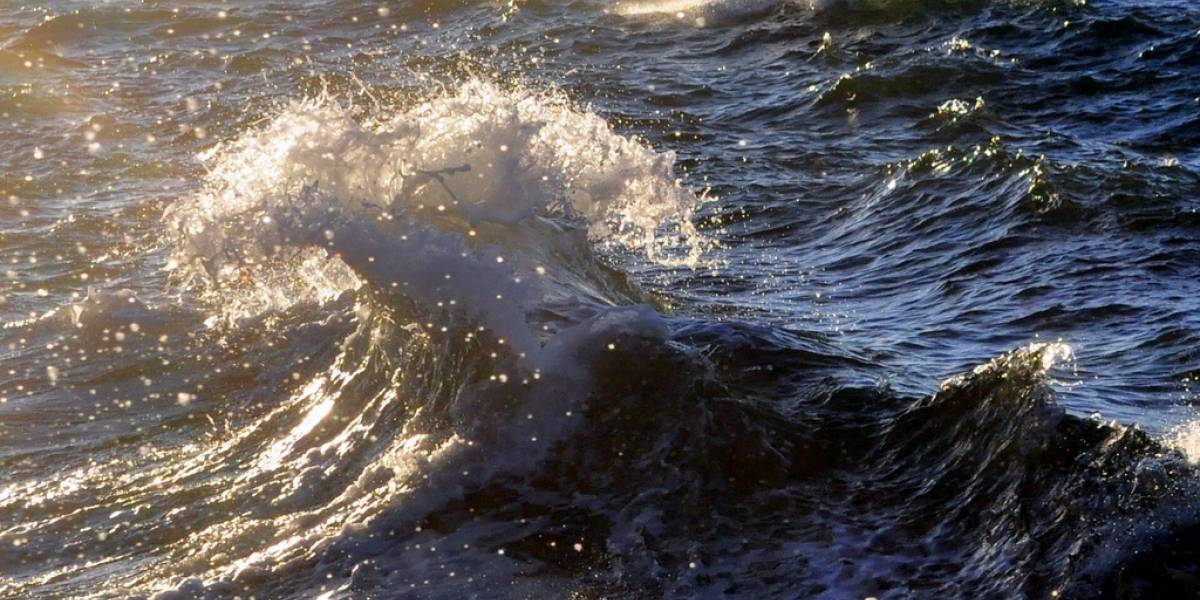 Barco noruego crea sus propias olas para contrarrestar las del mar