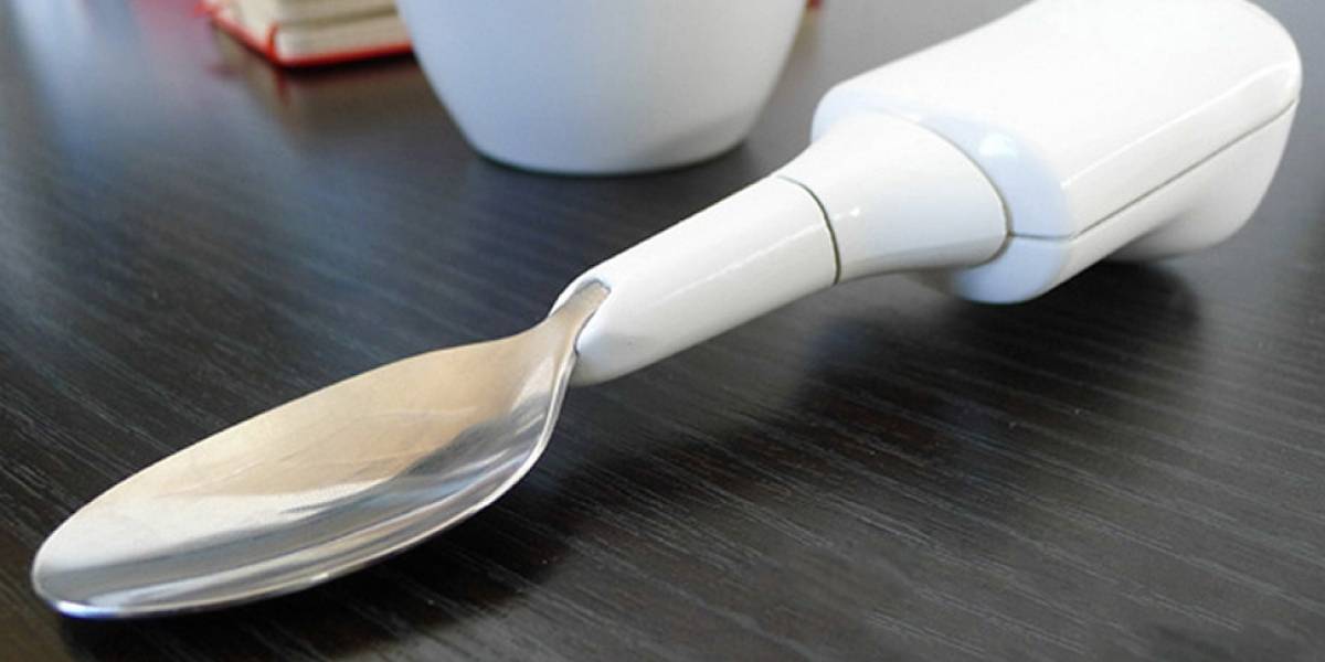 Crean cuchara con estabilizador para enfermos con mal de Parkinson