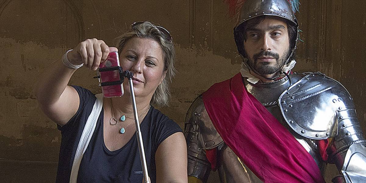 Museos en París planean prohibir el uso de palos de selfies
