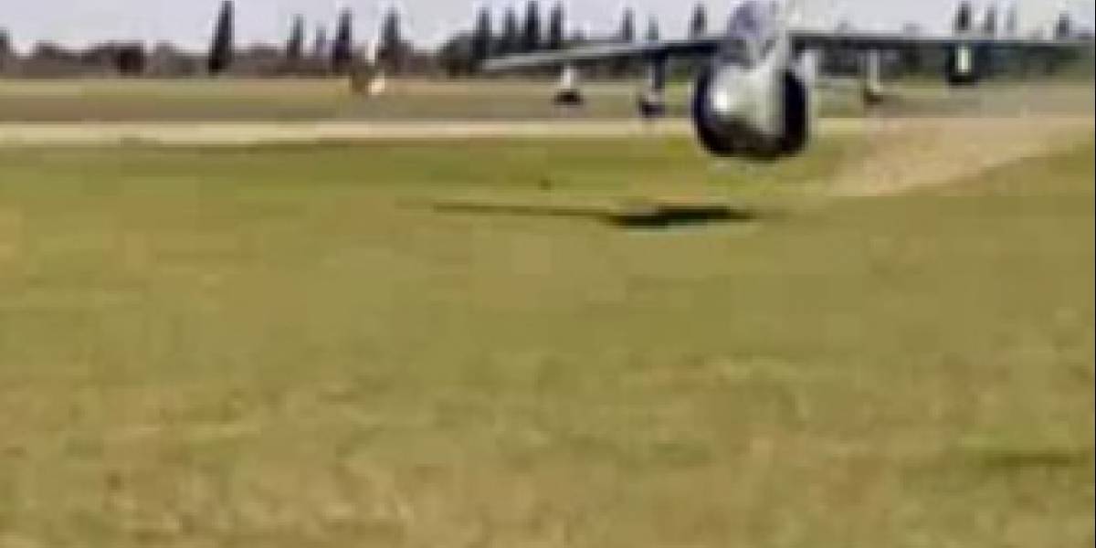 Video: Avión argentino de combate aterroriza volando a un metro del suelo