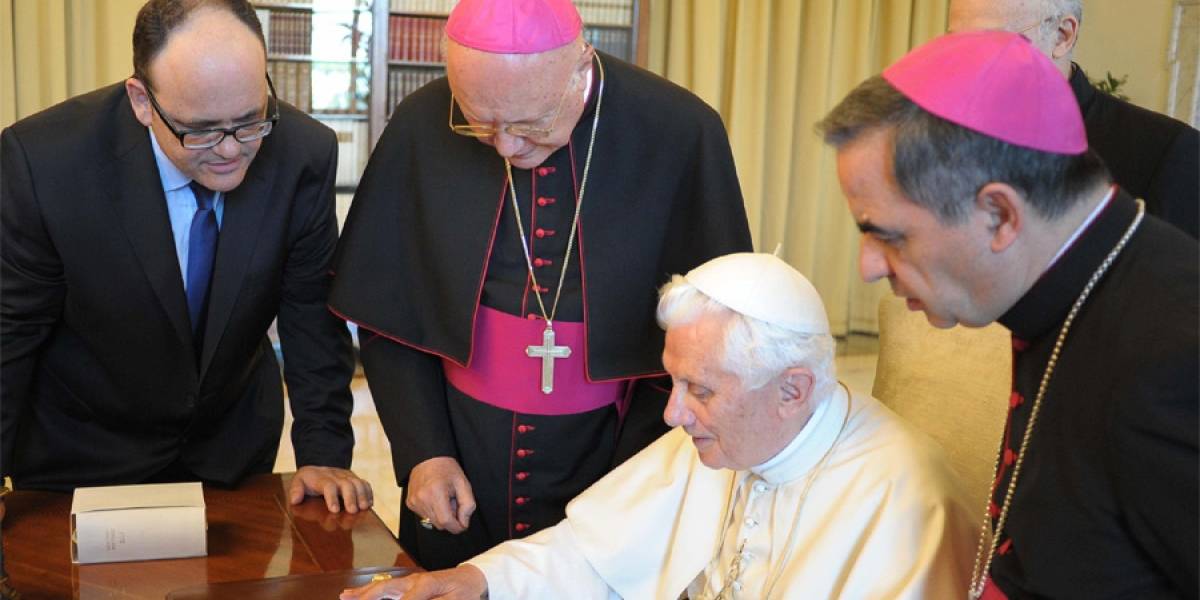 El Papa Benedicto XVI envió su primer tweet desde un iPad