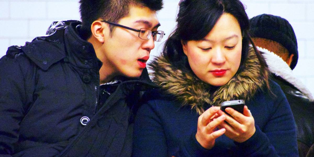 Una pareja de cuatro: dos personas y dos móviles
