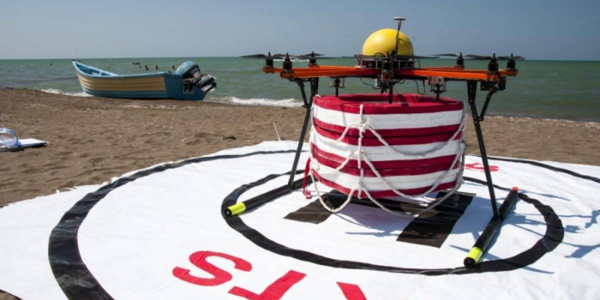 Drone salvavidas busca rescatar personas que se están ahogando