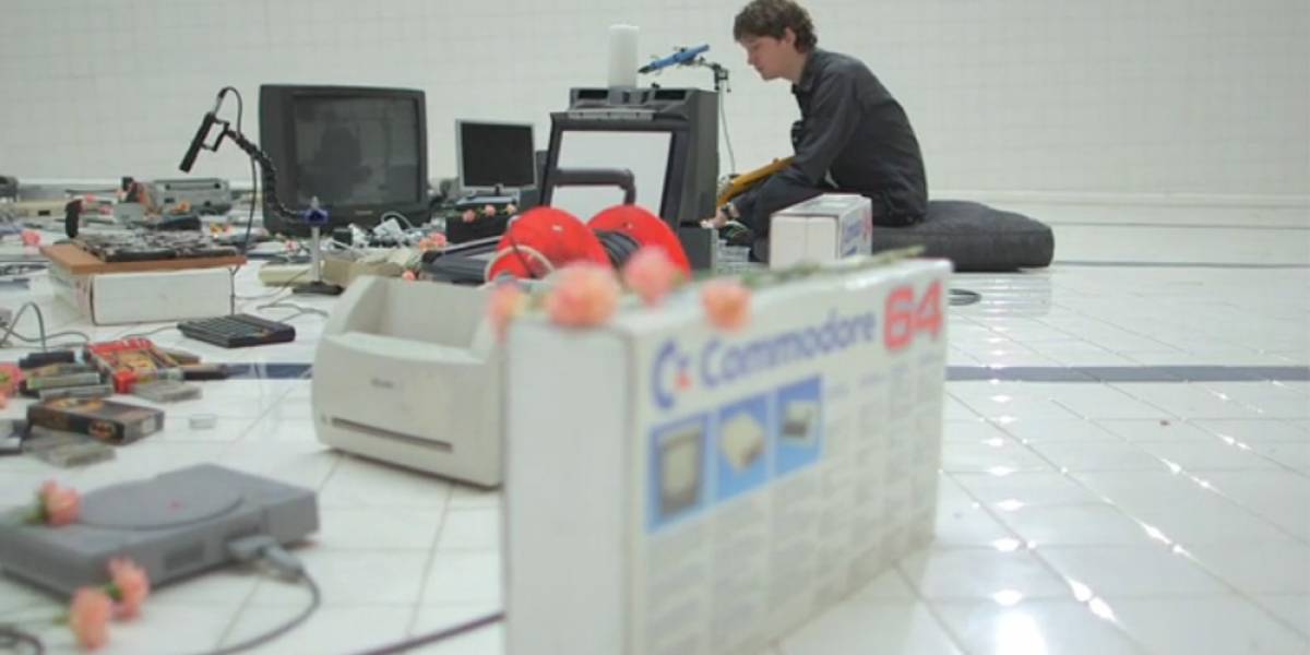 Polybius, música tocada con hardware antiguo en una piscina