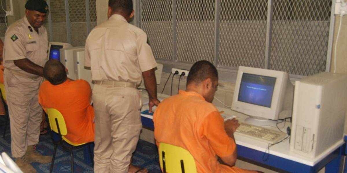 Condenan a preso a confinamiento por actualizar su Facebook