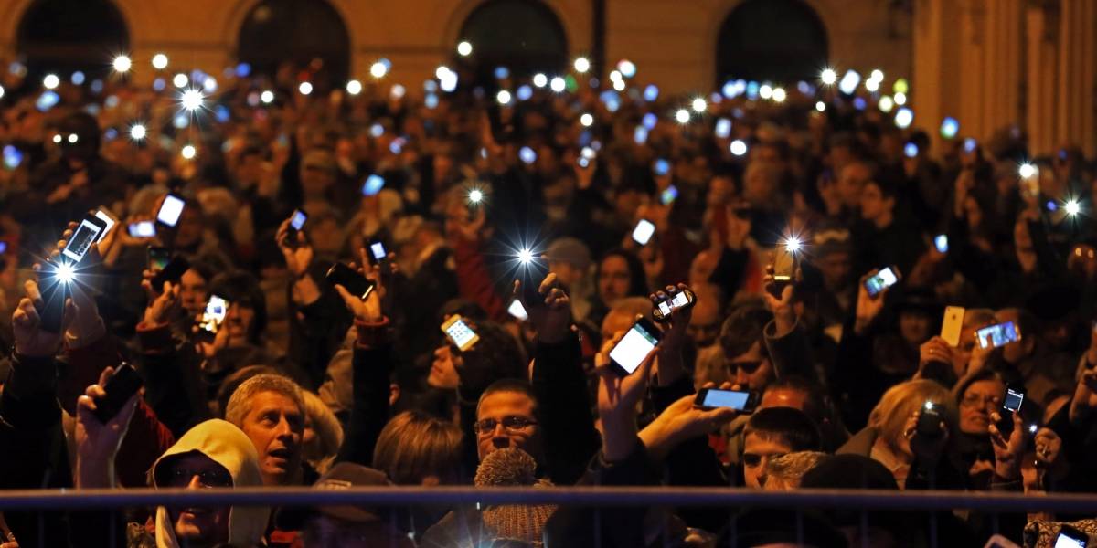 Miles de húngaros protestan contra el impuesto al internet
