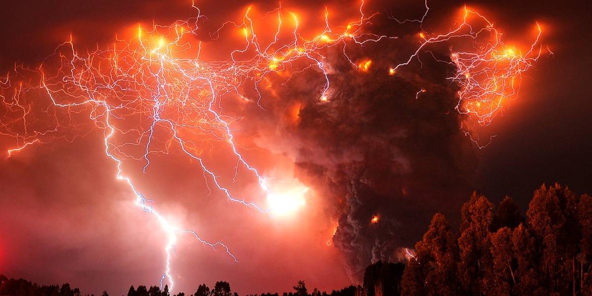 ¿Por qué salen rayos en las erupciones volcánicas?