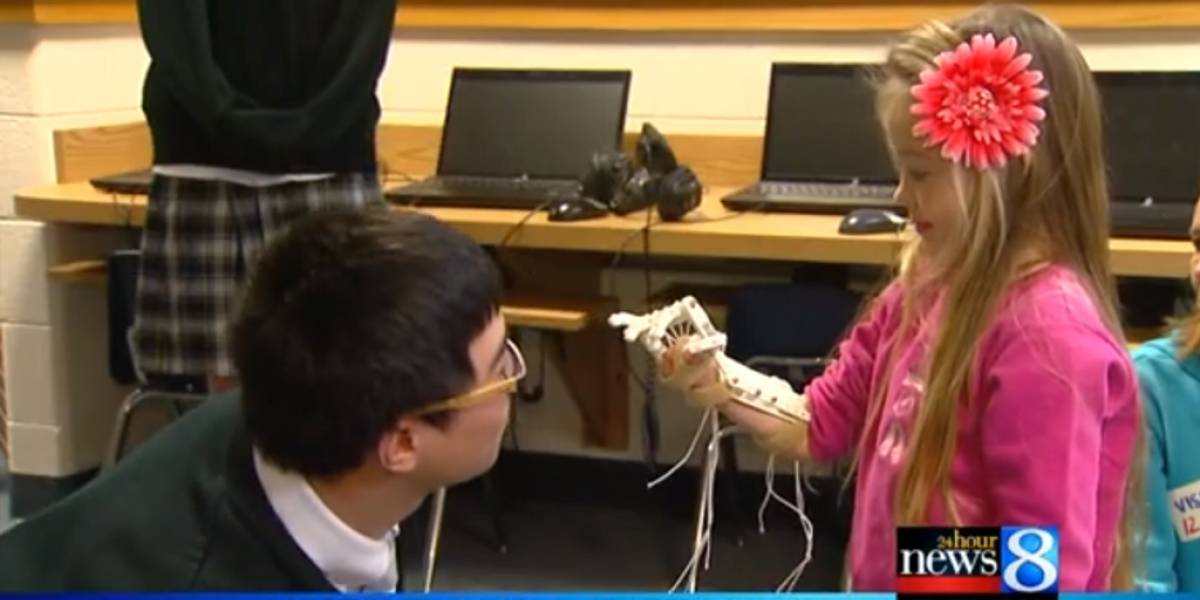 Niña de 4 años recibe una mano impresa en 3D