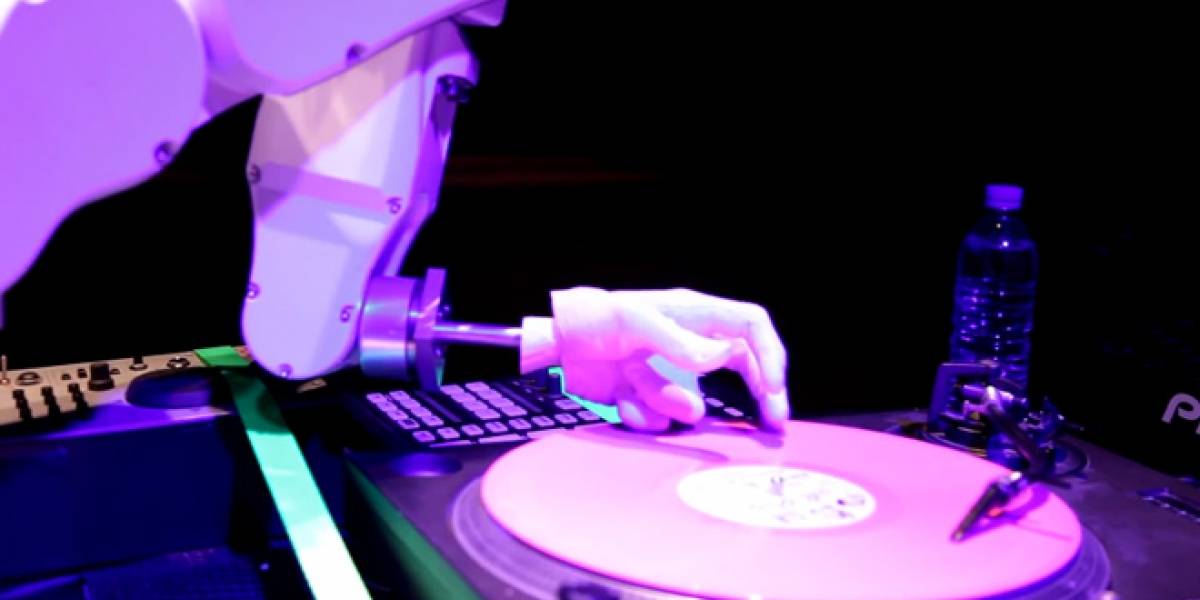 Un brazo robótico intenta ser un DJ