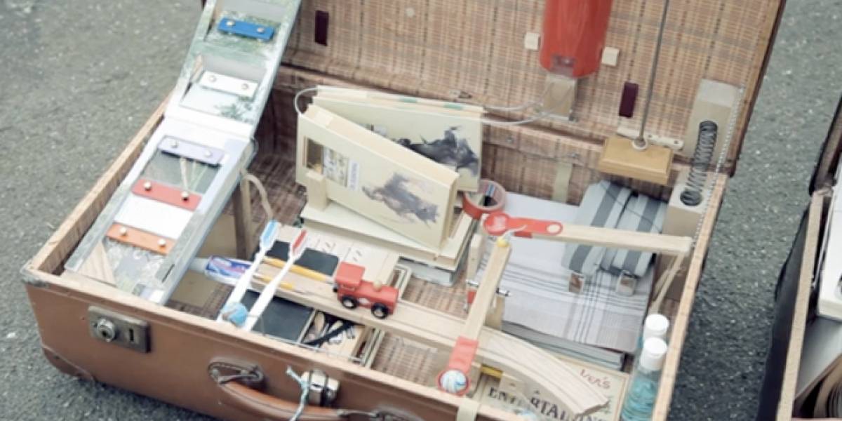 Una pequeña máquina de Rube Goldberg que estampa las postales