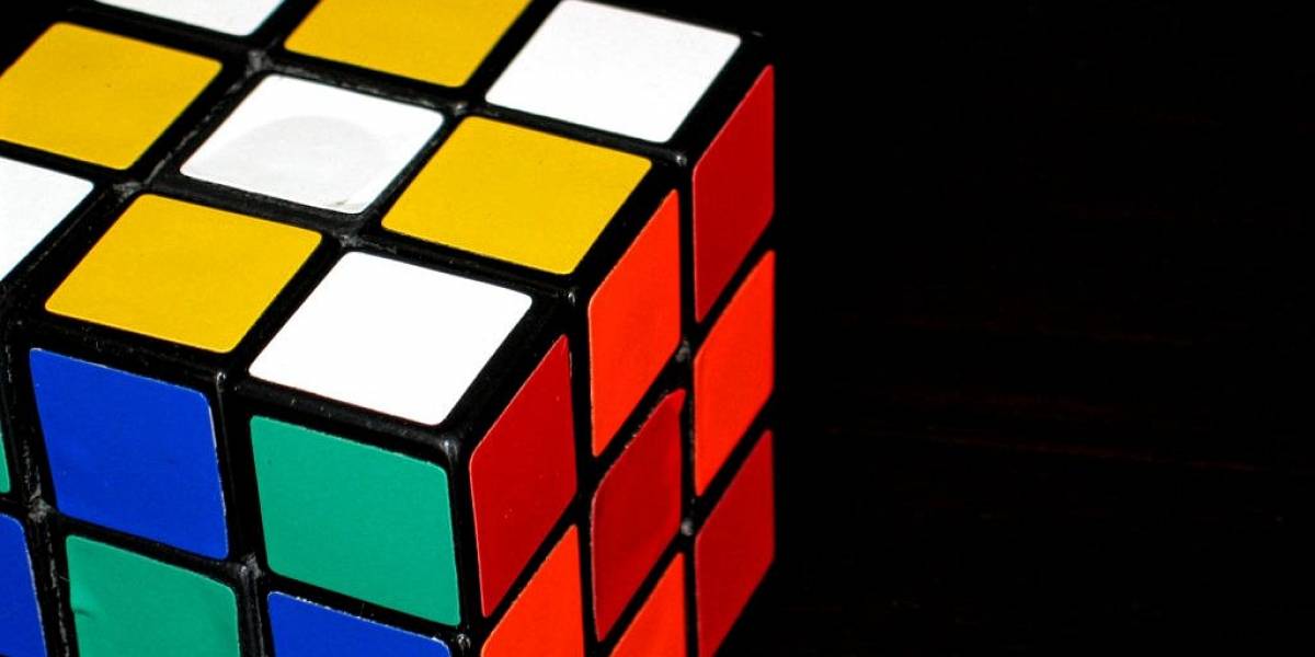 Adolescente resuelve cubo Rubik en menos de 5 segundos