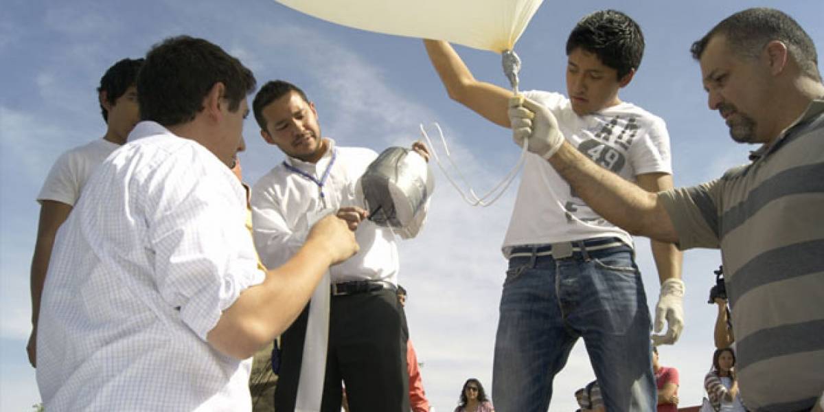 Estudiantes de la Universidad del Valle de México fabrican diminuto satélite casero