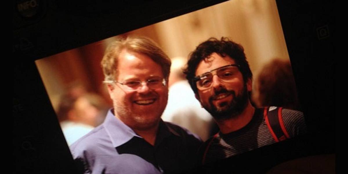 Sergey Brin aparece usando las gafas de Google