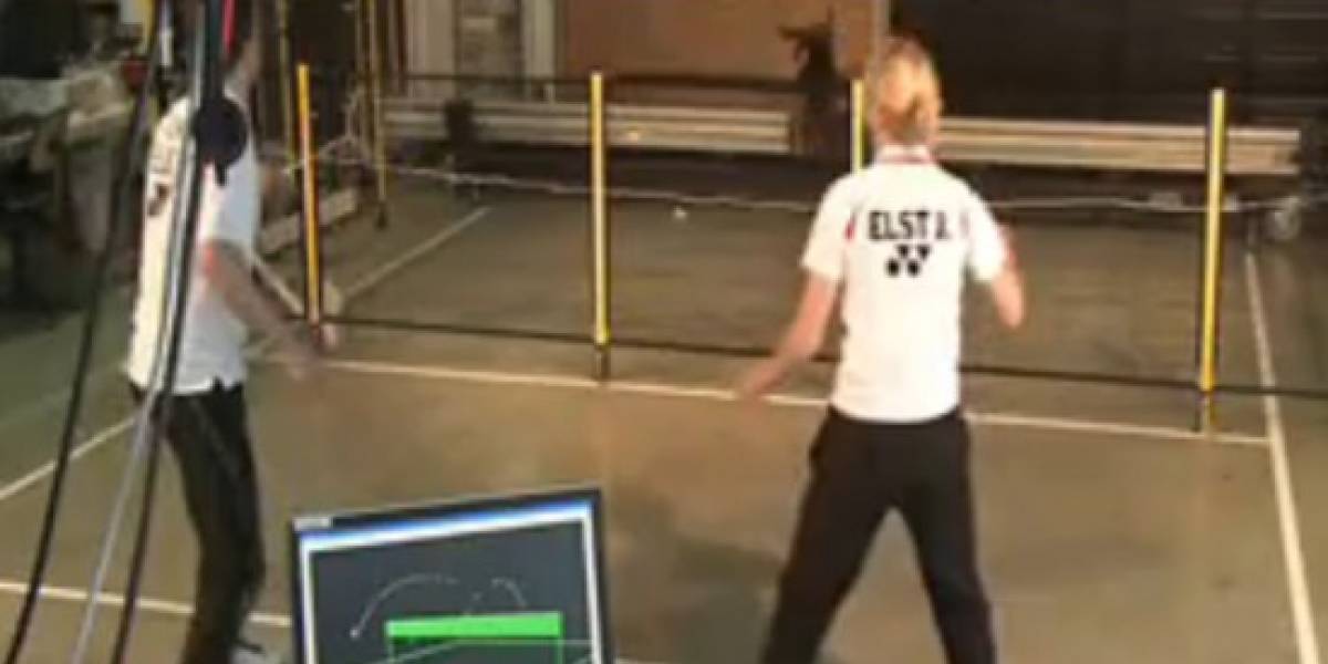 Juega badminton con este robot y gánale siempre