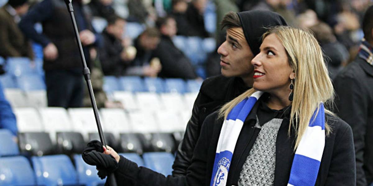 El futbol inglés prohibirá los bastones para selfies