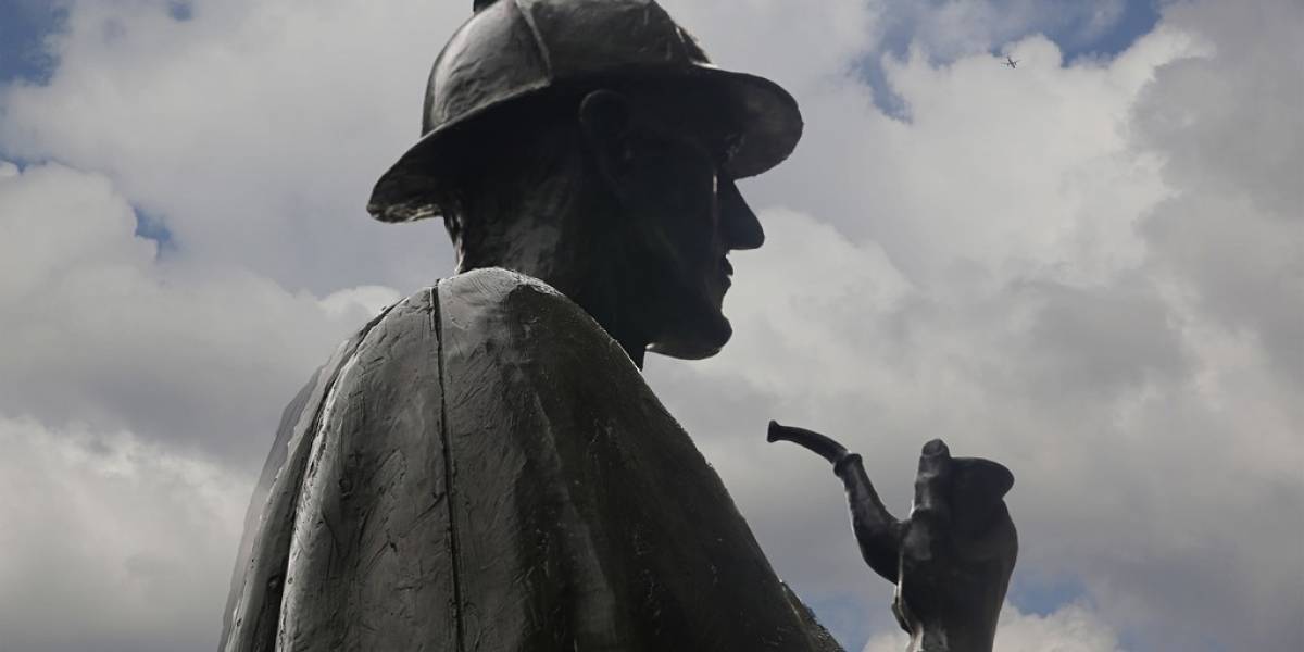 Estatuas de personajes de la historia llaman por teléfono a los ciudadanos de Londres