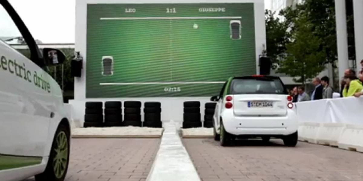 Observa como se juega Pong con dos coches eléctricos