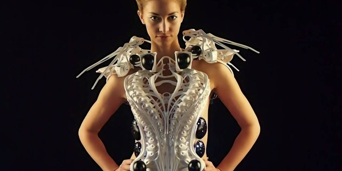Crean vestido robótico que ataca cuando alguien se acerca
