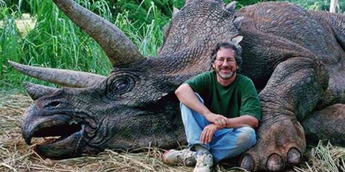 Steven Spielberg mata a un triceratops y la internet enfurece