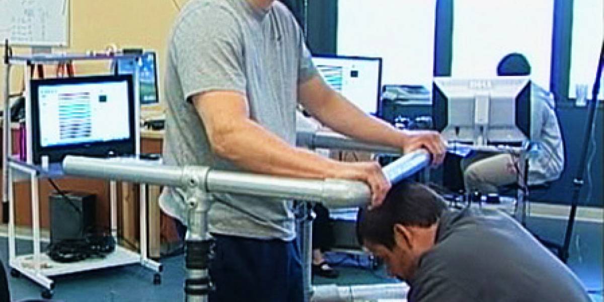 Hombre parapléjico vuelve a caminar gracias a innovador implante en la columna