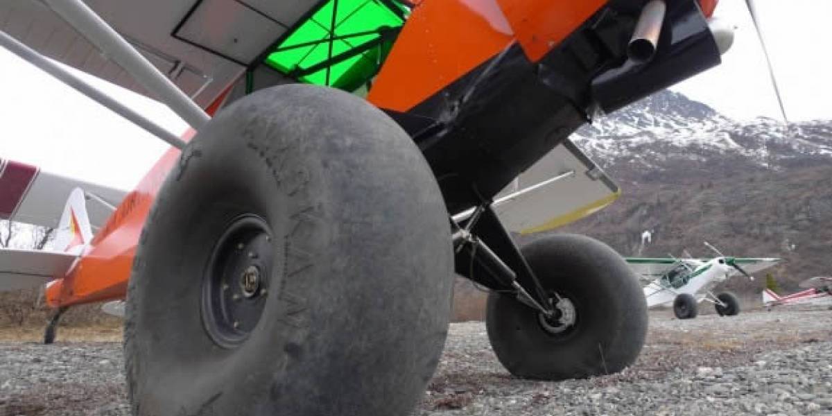 Video: Avión con patones aterriza y despega en un par de metros