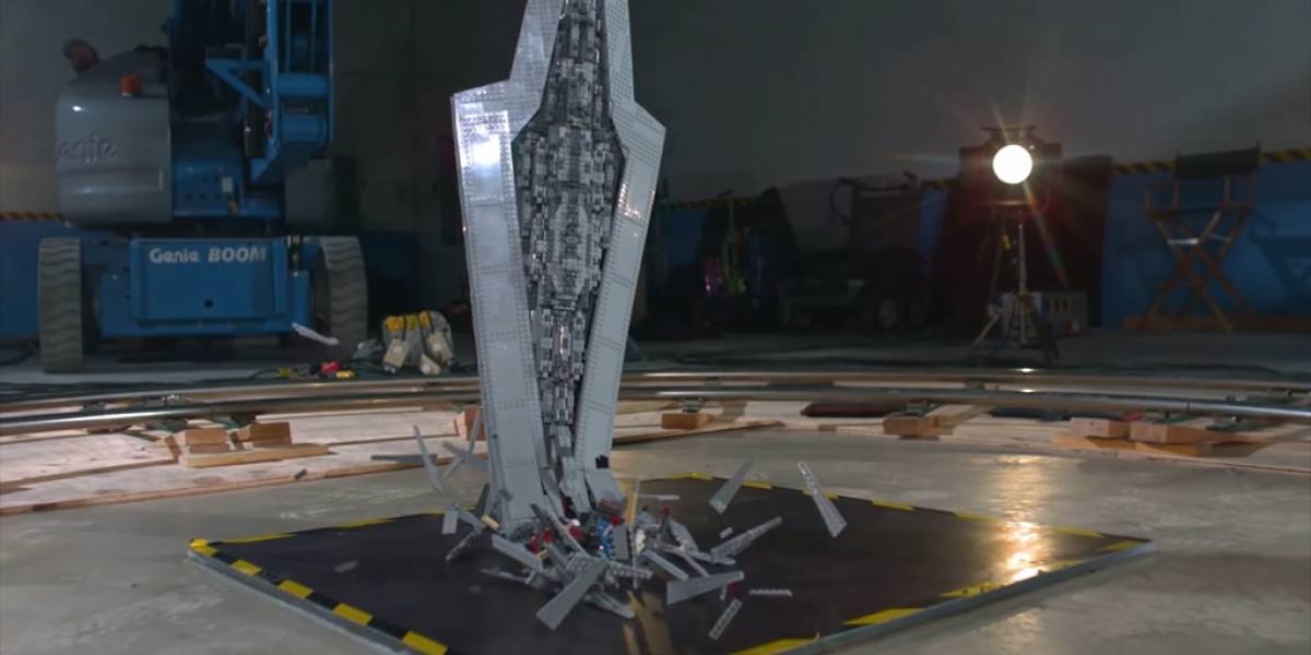 Un Super Star Destroyer de Lego es destrozado a 1000 cuadros por segundo