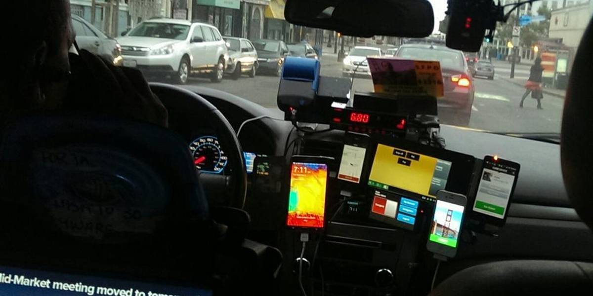 Esta foto resume cómo la tecnología ha cambiado el mundo del taxi