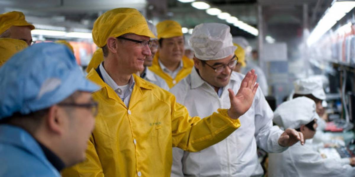El CEO de Apple, Tim Cook, visita una planta de Foxconn en China