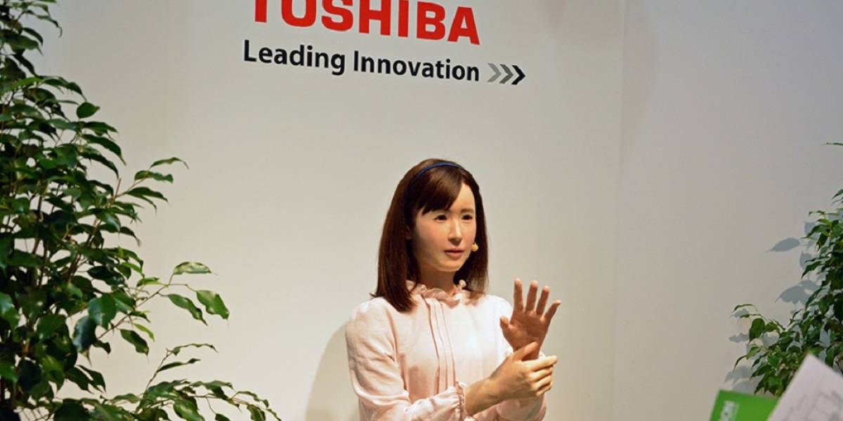 Toshiba utiliza un androide para comunicarse mediante lenguaje de señas