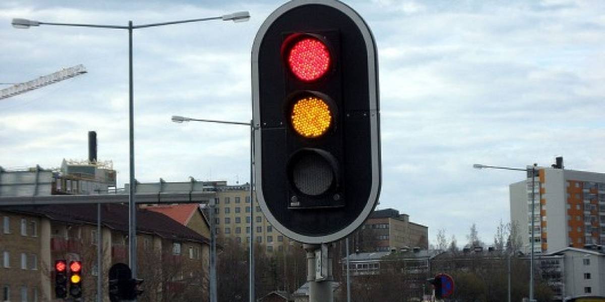 Crean modelo de semáforos que regulan sus luces según el tráfico