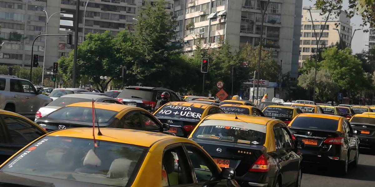 Taxis protestan contra Uber en Santiago: "Son un servicio pirata"