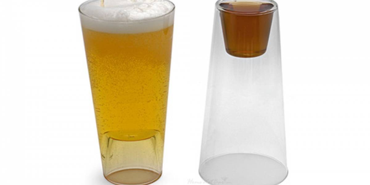 Brillante: Si se acabó la cerveza, pasa a los "cortitos" volteando el vaso