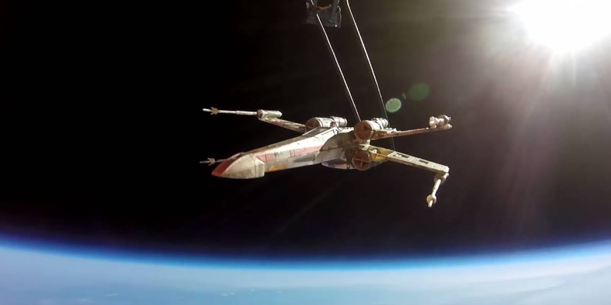 Fans mandaron una X-Wing al espacio para ir a la premier de El Despertar de la Fuerza
