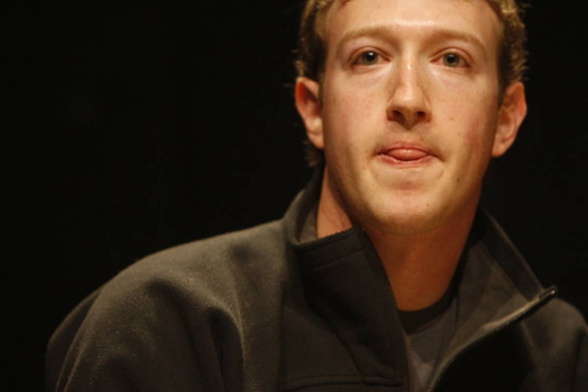 Facebook defiende a Mark Zuckerberg publicando 200 e-mails de su época