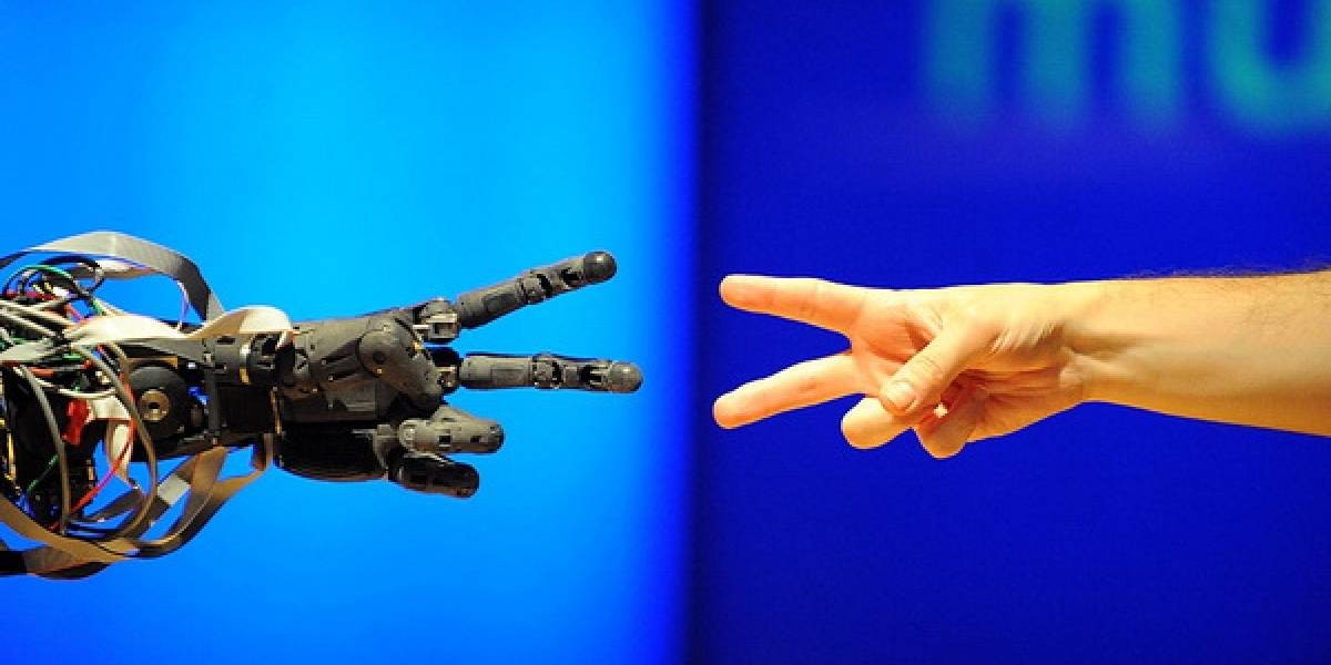 Sin Palabras: Jugando Cachipún con Berti el robot