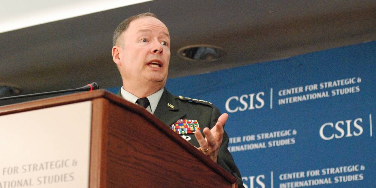 Director de la NSA intenta recomponer relaciones con los hackers