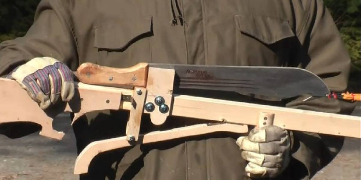 Esta ballesta para lanzar machetes quizás nunca debió ser creada