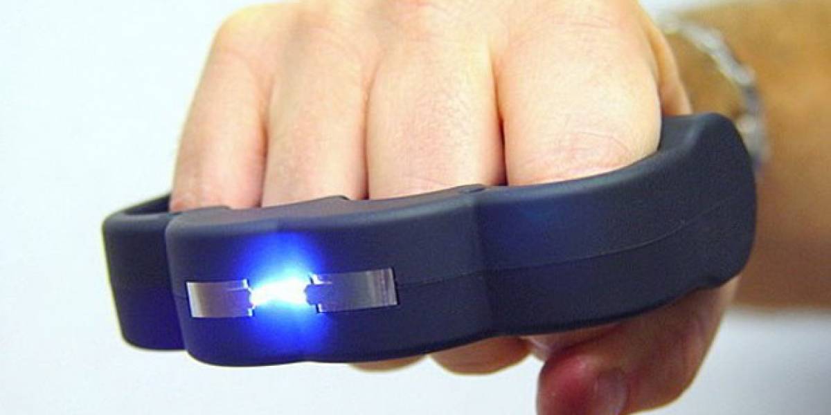 Una temible manopla de 950,000 voltios para aturdir a los ladrones