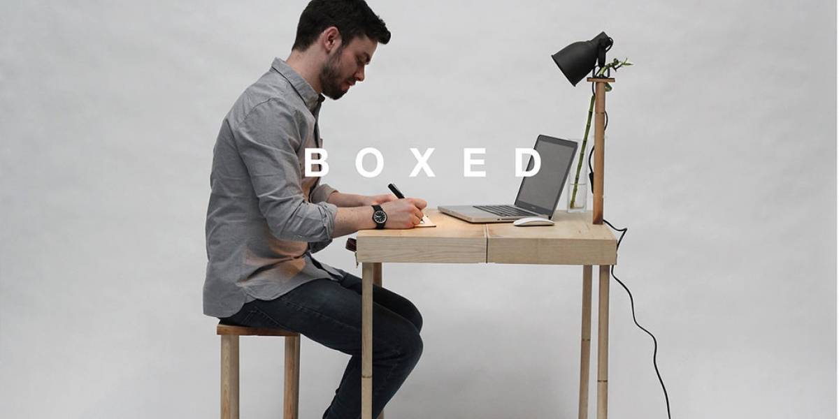 BOXED: Un portafolio de madera que se convierte en mesa y lámpara