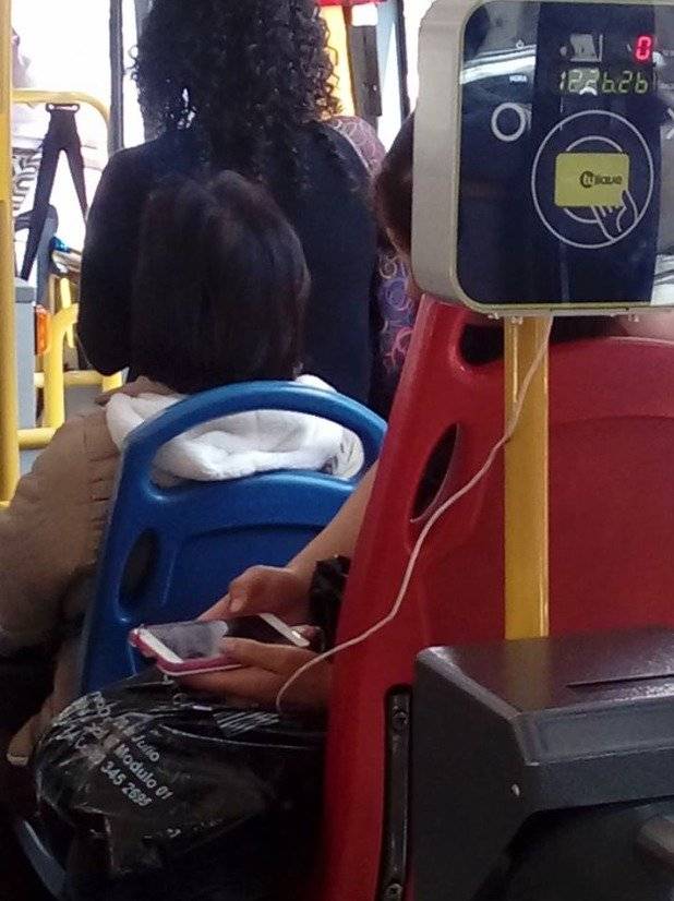 Cargar el celular en TransMilenio
