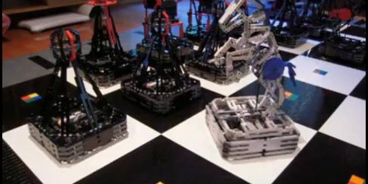 Ajedrez gigante hecho con 100 mil piezas Lego