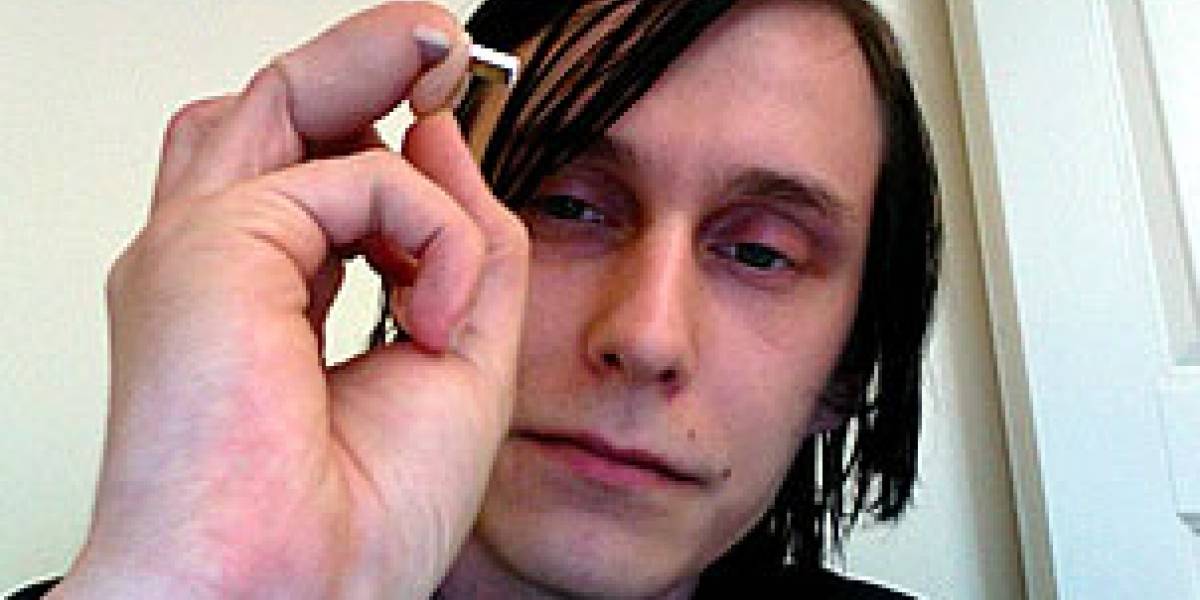 Persona cambia dedo por memoria USB