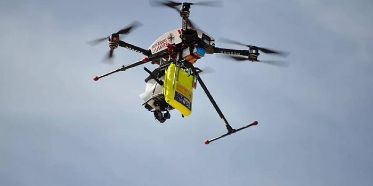Dron capta extraños cuadrados de diversos colores flotando en el Océano Pacífico