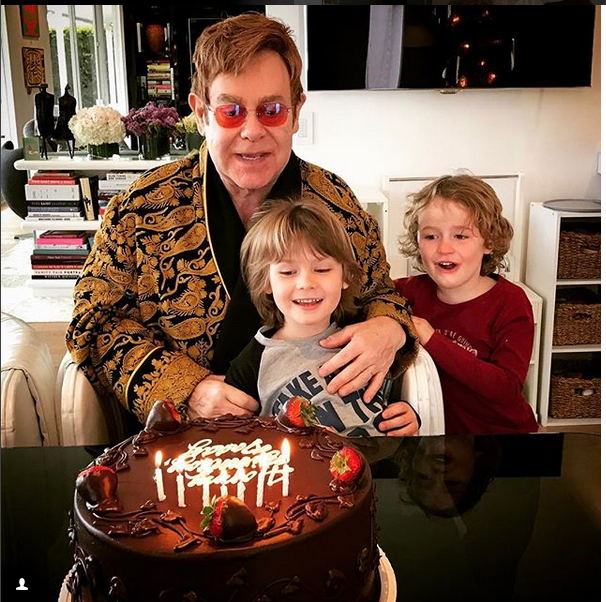 Elton con sus hijos.